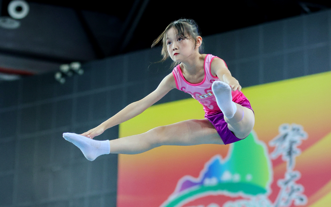 蹦床比赛选手表现抢眼，惊艳全场观众