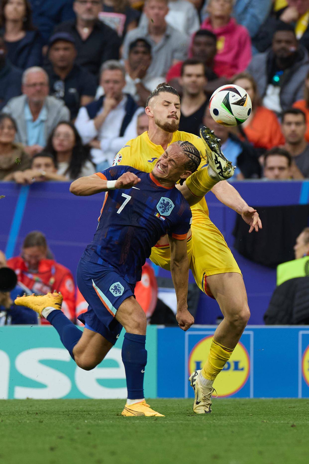 荷兰队在比赛中踢出精彩进球