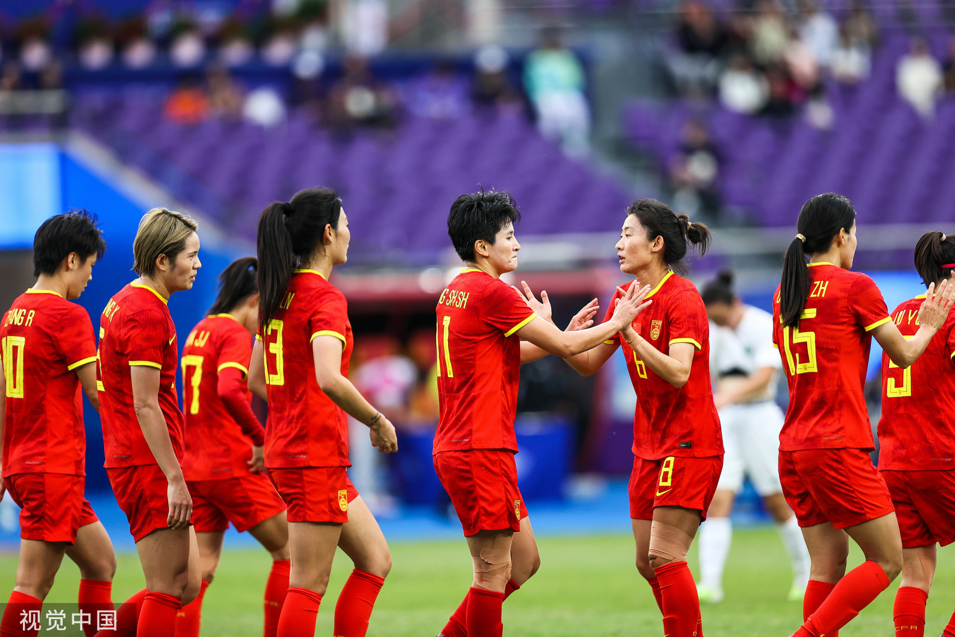 中国女足在比赛中以团队实力击败对手