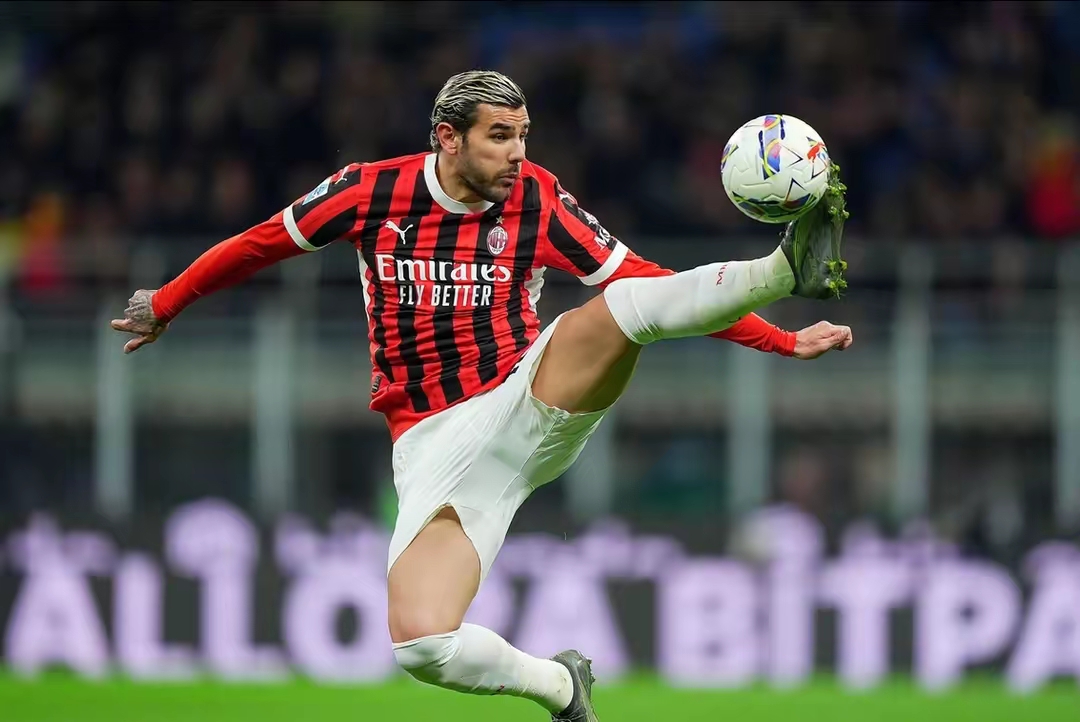 AC米兰绝杀里昂，范佩西高光表现