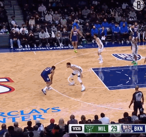 北京队完胜公牛，字母哥统治全场