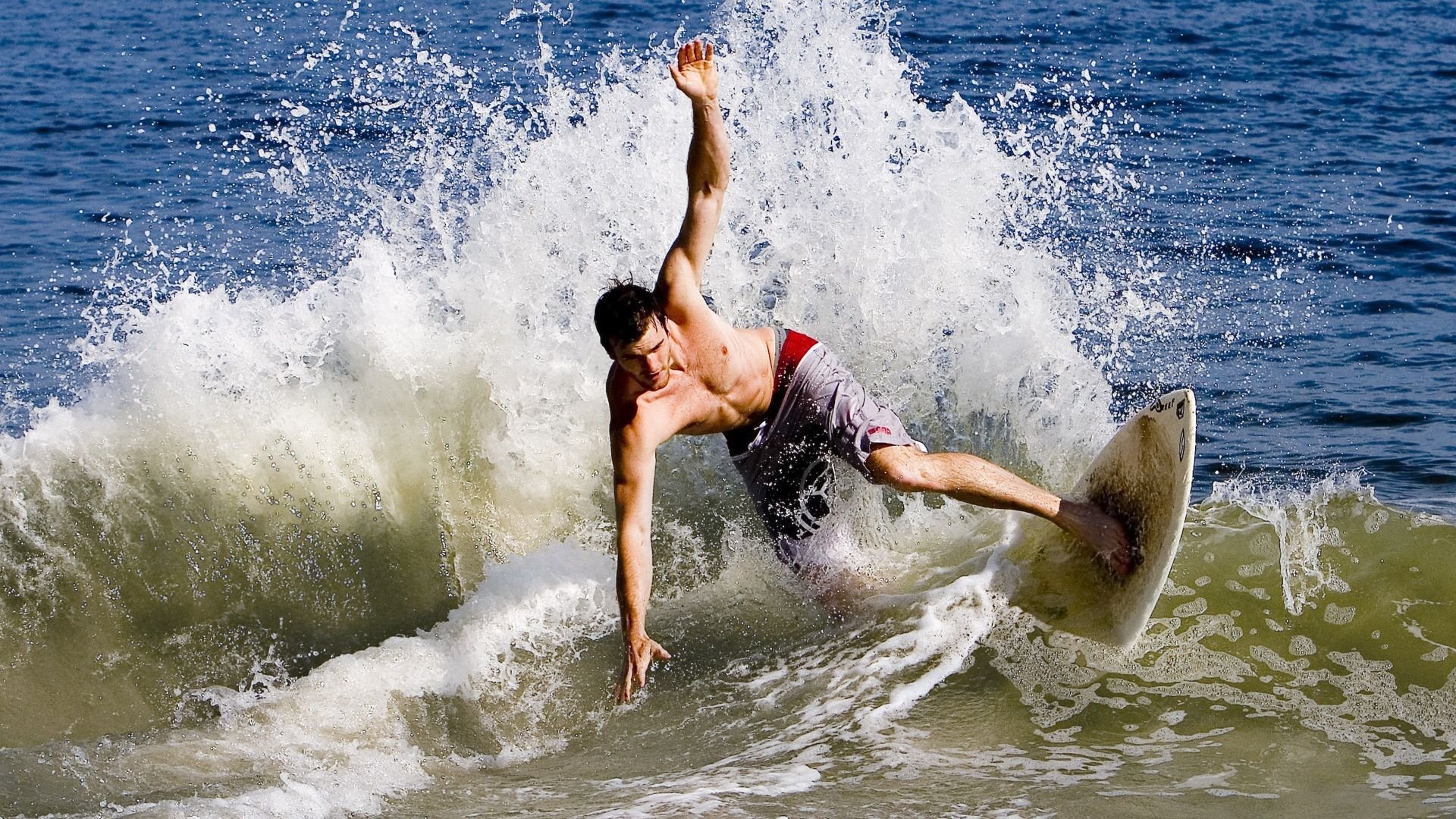 逆转与统治，当足球的戏剧性遇上乒乓球的绝对掌控